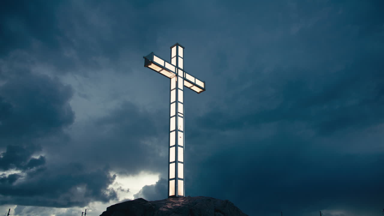 Croce cristiana bianca luminosa che emerge da una roccia sotto drammatiche nuvole temporalesche, simbolo di fede, speranza e forza nell'oscurità.