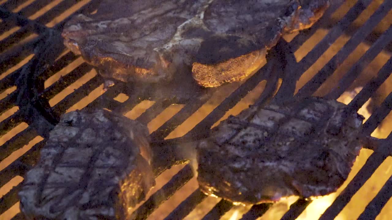 그릴에 스테이크