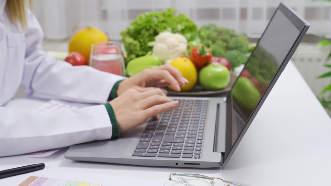 el concepto de nutrición de la dieta vegetal. el nutricionista está trabajando.