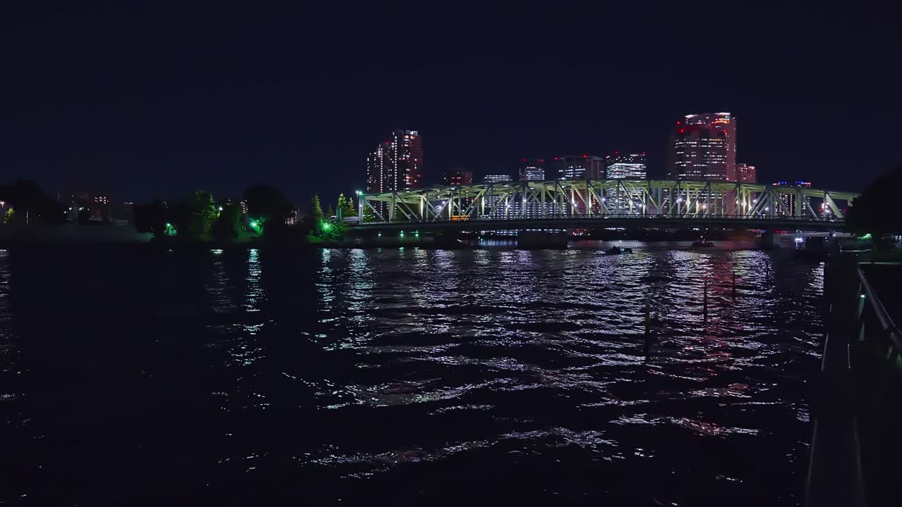 야간 조명 도쿄, 츠쿠다, 토요수 마천루와 다리 수미다 강 야카타부네, 레저 보트