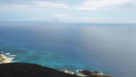 Schwenkansicht-Von-Der-Spitze-Des-Koko-Kraters,-Insel-Oahu,-Hawaii