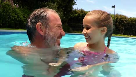 Retrato-De-Padre-E-Hija-En-La-Piscina