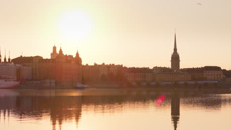 Vista-Dorada-Del-Amanecer-Del-Reflejo-Del-Horizonte-Del-Casco-Antiguo-En-Estocolmo-Riddarfjärden