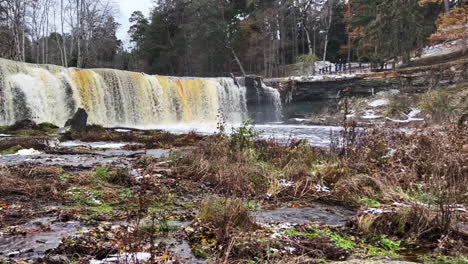 cascada de agua natural de estonia- paisaje de la cascada de agua de estonia