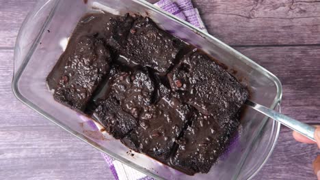 pudín de chocolate en un plato de vidrio