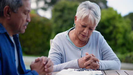 Ancianos-En-El-Parque,-Orando-Con-La-Biblia