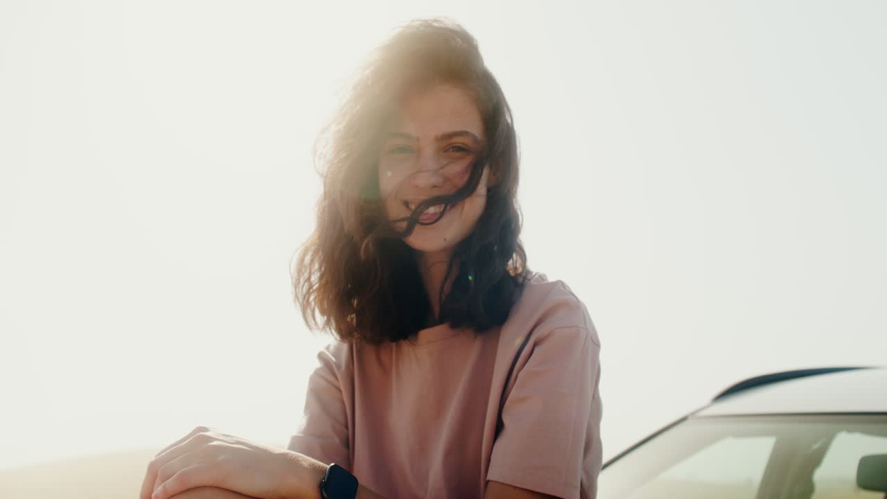 mujer sonriendo al aire libre