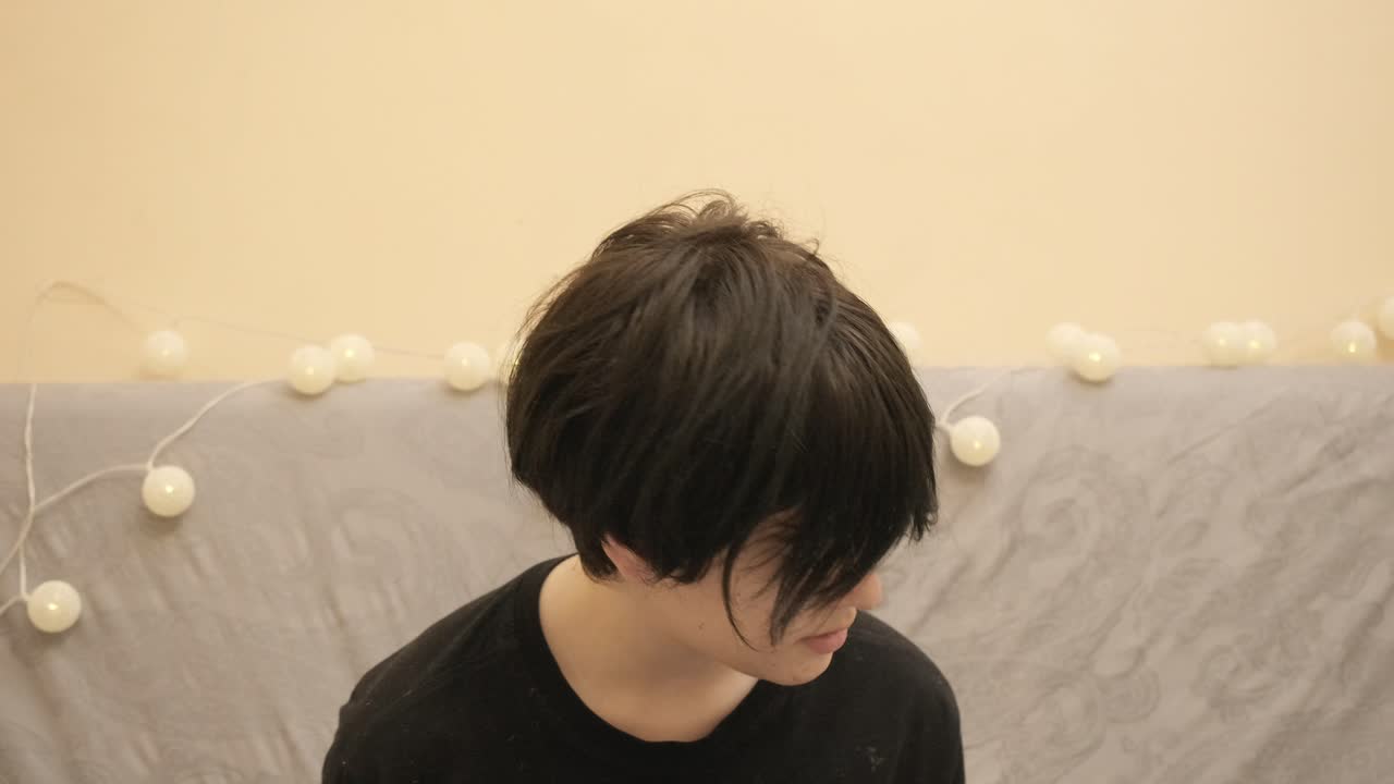 집 에서 큰 소리 로 괴롭힘 을 당하는 아이 가 노란색 귀 플러그 를  ⁇ 입 하고 있다