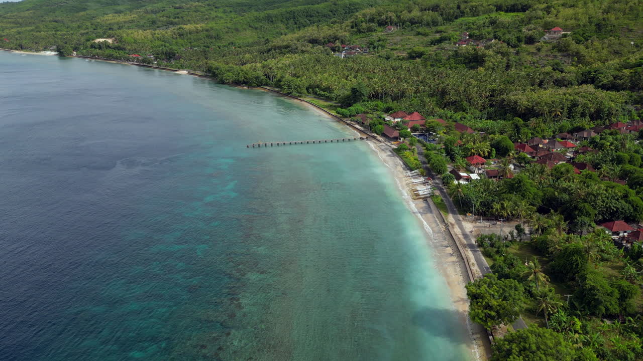 desciende lentamente sobre el muelle del complejo en nusa penida bali, indonesia