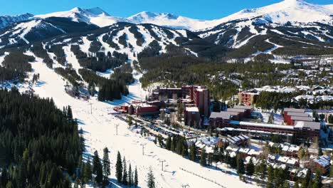 Vídeo-Aéreo-De-Drones-De-Una-Pintoresca-Pista-De-Esquí-Y-Telesilla-En-Breckenridge,-Colorado,-Con-Hermosas-Montañas-Y-Resort