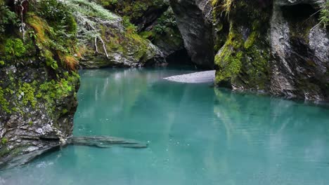 cañón del paraíso con agua azul clara y garganta tallada de musgo