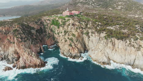 Faro-Di-Capo-Spartivento,-Cerdeña:-Maravillosa-Vista-Aérea-De-La-Costa-Y-El-Hermoso-Faro-Convertido-En-Hotel