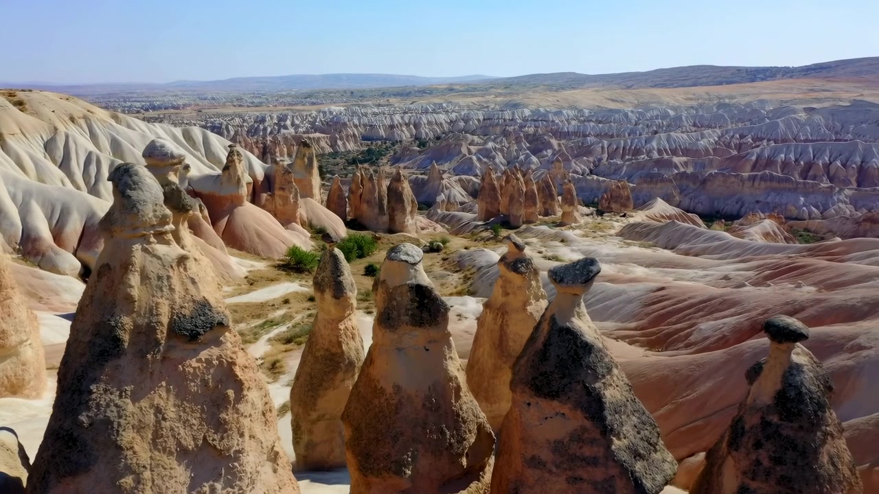 Havadan Görünüm Kapadokya Peribacaları Vadisi Panoraması, Kıvrımlı Kumlu Derelerin Üzerinde Yükselen Güneşli Erozyona Uğramış Tüf Sütunları