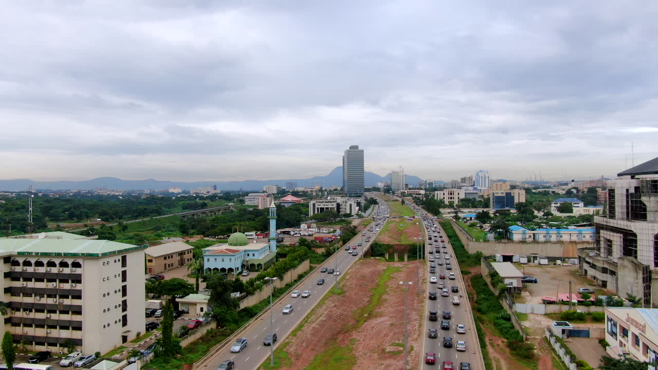 Vista aérea de Abuya con edificios y oficinas.