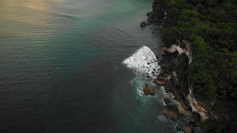 Hermosa-Playa-De-Bingin-Con-Casas-De-Acantilados-Exóticos-Y-Hotel-Ubicado-En-Bali,-Indonesia