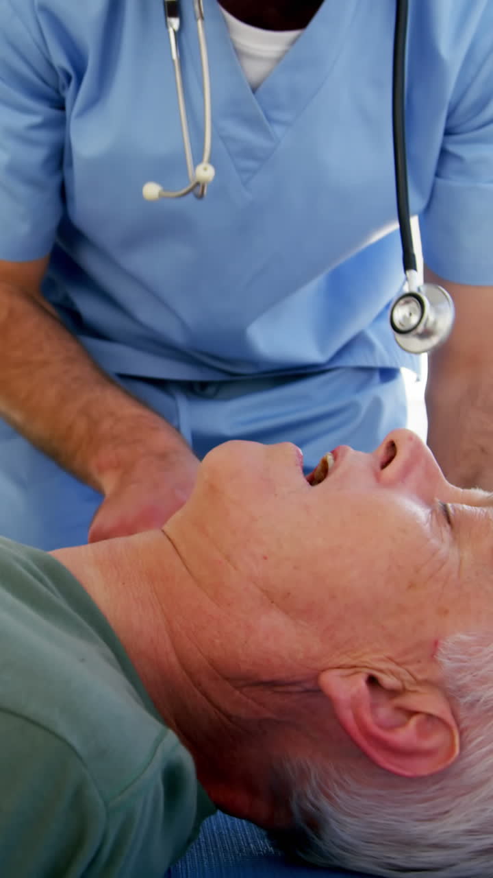 paramédico masculino durante la reanimación cardiopulmonar