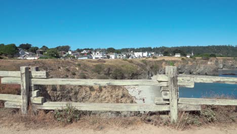 Hermoso-Dolly-Shot-Marcos-De-Valla-De-Madera-Un-Cielo-Azul-Día-Vista-De-Una-Pequeña-Playa-Y-Edificios-Históricos-Mendicino-Ca-1