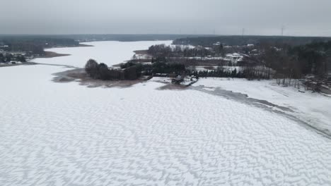 Campo-Polaco-De-Establecimiento-Aéreo-En-Invierno,-Lago-Congelado-En-Un-Día-Nublado