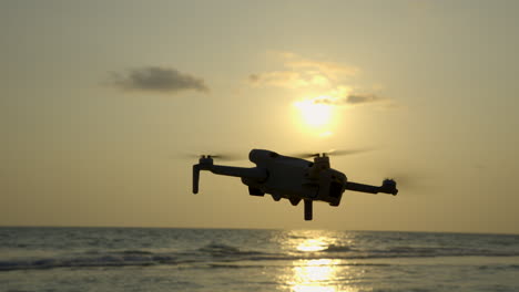 avión no tripulado volando en el lado de la playa