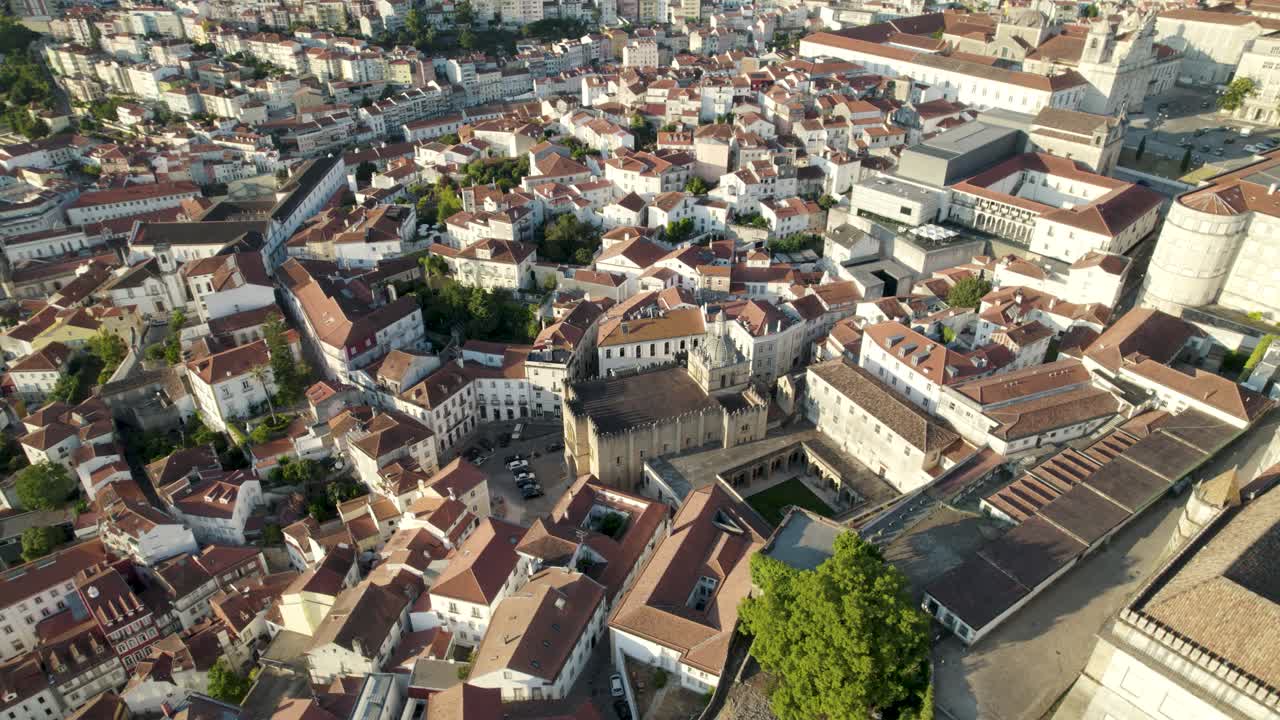 Centro storico di Coimbra, Portogallo. Riprese aeree circolari dall'alto