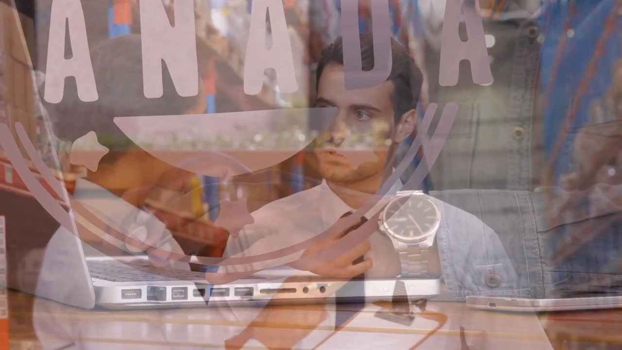 animación de una mujer biracial usando una computadora portátil sobre trabajadores diversos en un almacén