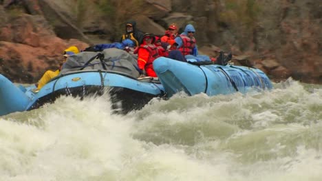 Una-Expedición-De-Rafting-Se-Dirige-Por-El-Río-Colorado-En-El-Gran-Cañón-2