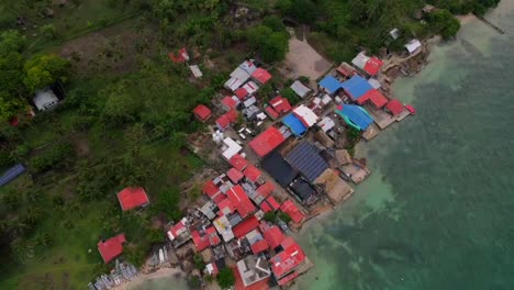 Pueblo-Rústico-Sostenible-A-Orillas-Del-Mar-De-Una-Isla-Tropical.