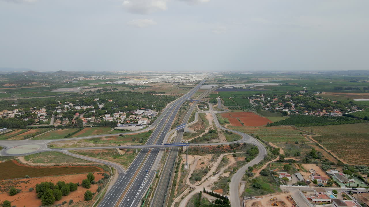 주행하는 자동차와 발렌시아 마드리드의 ave 열차 트랙과 측면의 도시화와 함께 고속도로의 공중 뷰