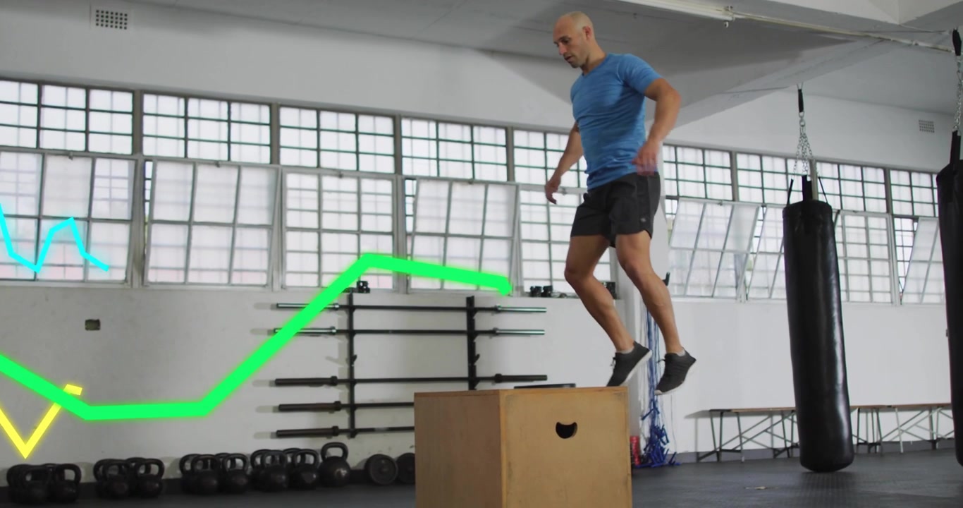 Uomo che sposta il peso, salta giù, rimbalza su una pedana per allenamento fitness, con linee colorate che tracciano il movimento