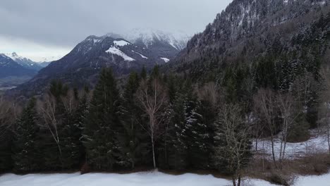 Toma-Aérea-4k-De-Un-Hermoso-Paisaje-Montañoso-Invernal