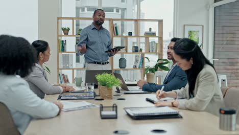 hombre negro, tableta y entrenador en reunión
