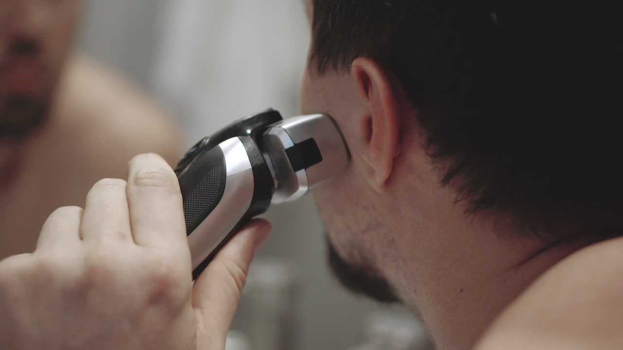 hombre afeitándose en el baño