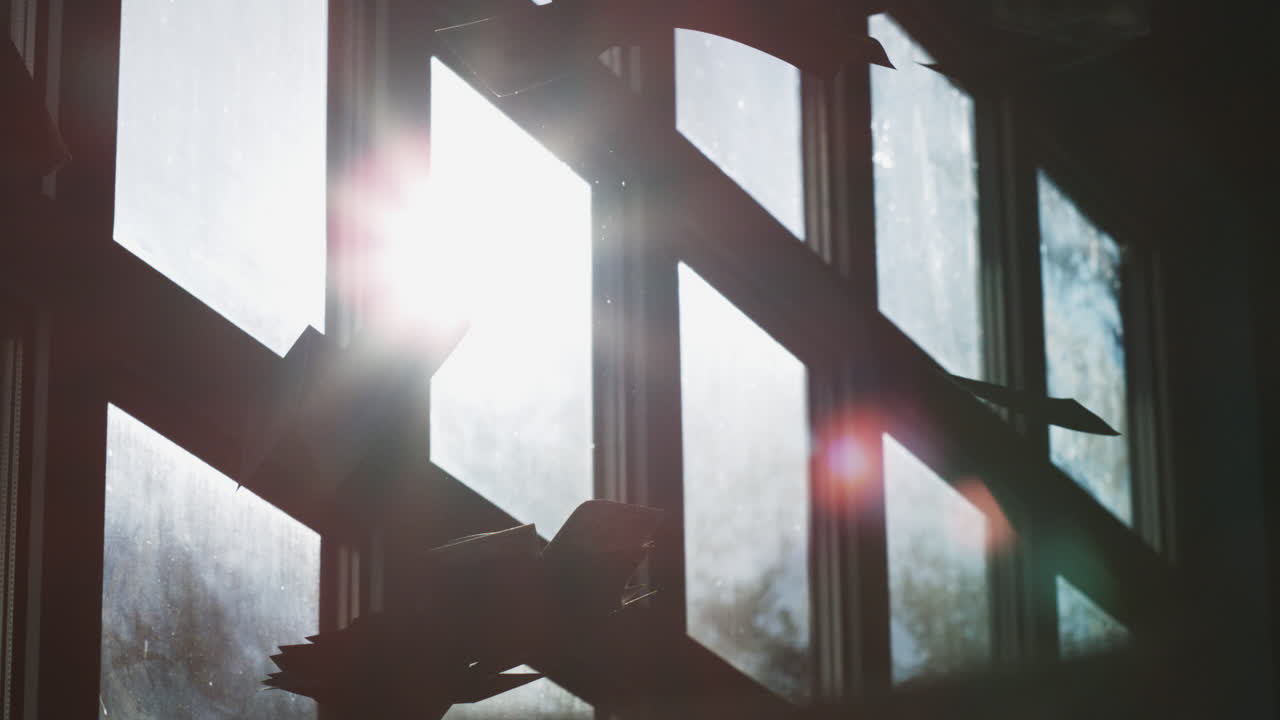 la luz del sol a través de una ventana rota