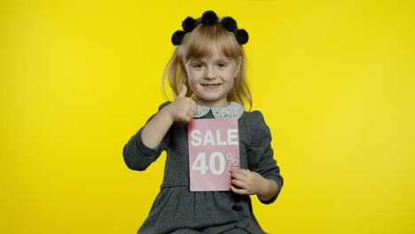 adolescente alumna mostrando venta 40 por ciento de descuento en el anuncio de texto de banner. descuentos para compras en línea
