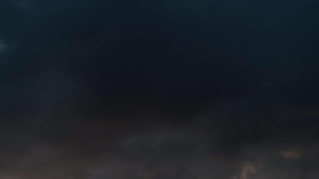 un suave lapso de tiempo de una dramática puesta de sol, nubes de surf de colores, azul y naranja, hora dorada hora del anochecer