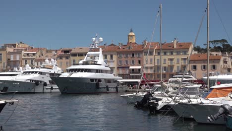 Antiguo-Puerto-De-Saint-tropez-Con-Yates-Y-Vistas-Del-Casco-Antiguo