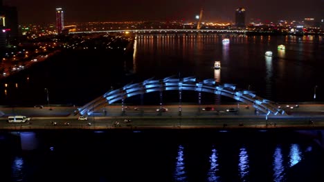 Puente-Del-Dragón-De-Izquierda-A-Derecha-En-La-Noche