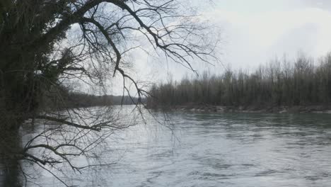 Drohnenaufnahmen-Von-Einem-Fluss