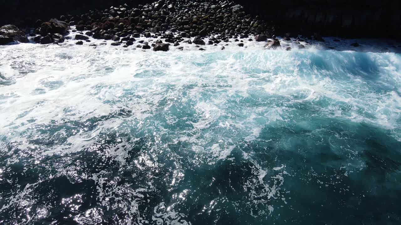 리뉴언 섬의  메트 (cap mechant) 의 파도와 바위 해변의 드론 영상