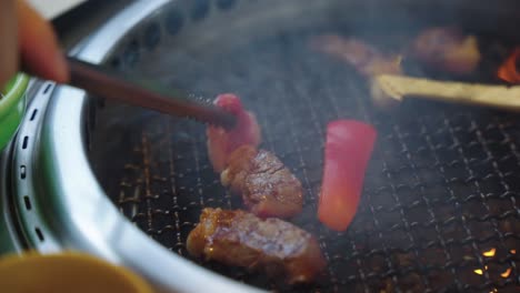 carne de res wagyu japonesa cocinada al estilo yakiniku, tiro de cerca 4k
