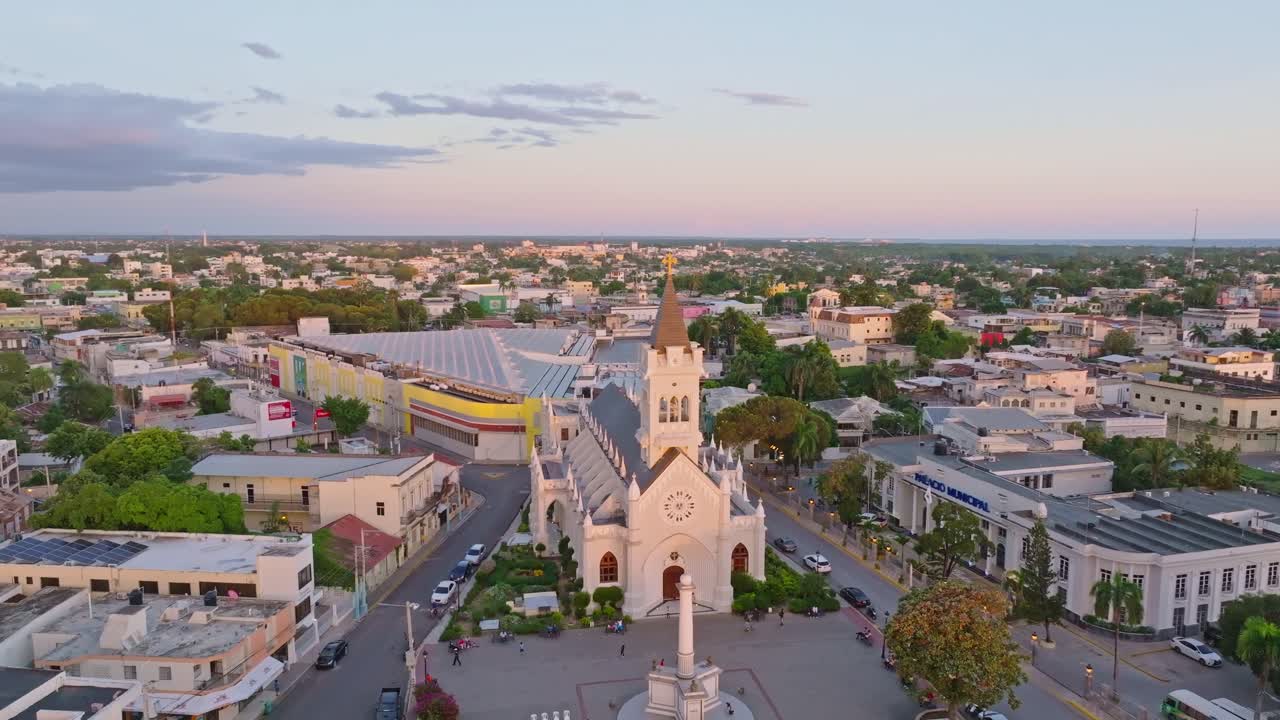 도미니카 공화국 산 페드로 데 마코리스 의 황금 시간 에 산 페드로 아폴로 대성당 의 공중  ⁇ 도 사진 - 기념비 와 함께 광장 에 있는 사람 들