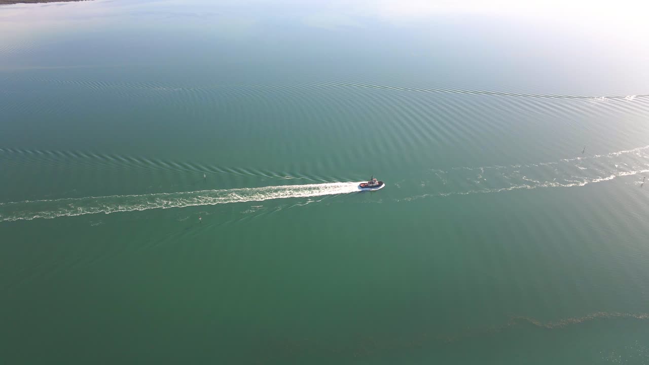 포트 피리 강에서 항해하는 배를 따라 상공에서 볼 수 있는 사진, 물 위에 반사되는 빛, 오스트레일리아