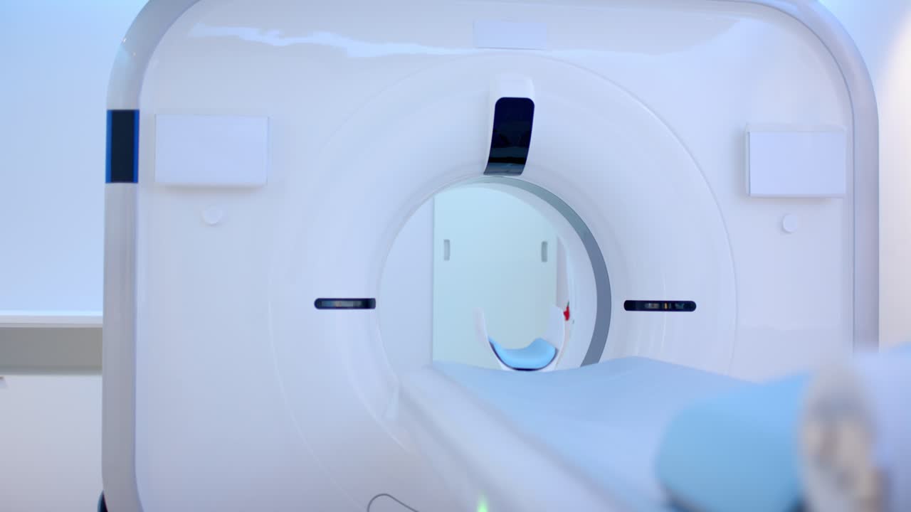 All'avvio della scansione, il lettino motorizzato del paziente si muove nel tunnel dello scanner, posizionandosi per l'esame nella sala di scansione.