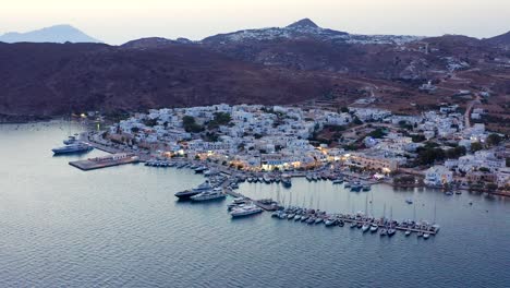 Ciudad-Portuaria-De-Adamantas-Aérea-Nocturna-En-La-Isla-De-Milos,-Grecia