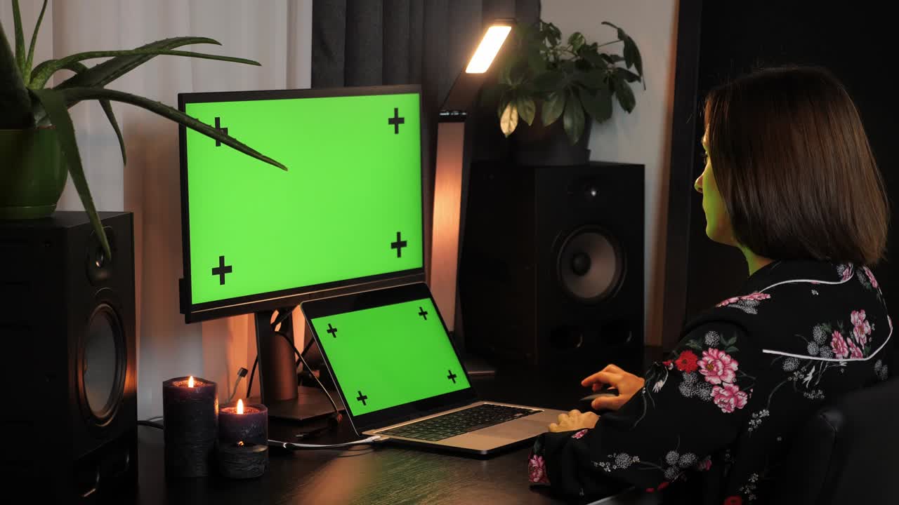 오피스 데스크 작업장에서 녹색 화면 모니터를 가진 개인 컴퓨터에서 일하는 여성. 젊은 사업가 여성이 회사에 대한 성공적 재정 전략을 계획하고 있습니다.