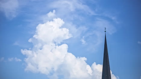 Zeitraffer-Weißer-Naturwolken,-Die-Sich-In-Der-Sommersaison-Mit-Sonnenlicht-über-Den-Klaren-Himmel-Bewegen