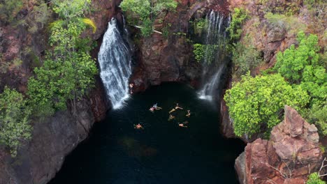 turistas en la piscina de inmersión de las cataratas de florencia en el parque nacional litchfield en australia