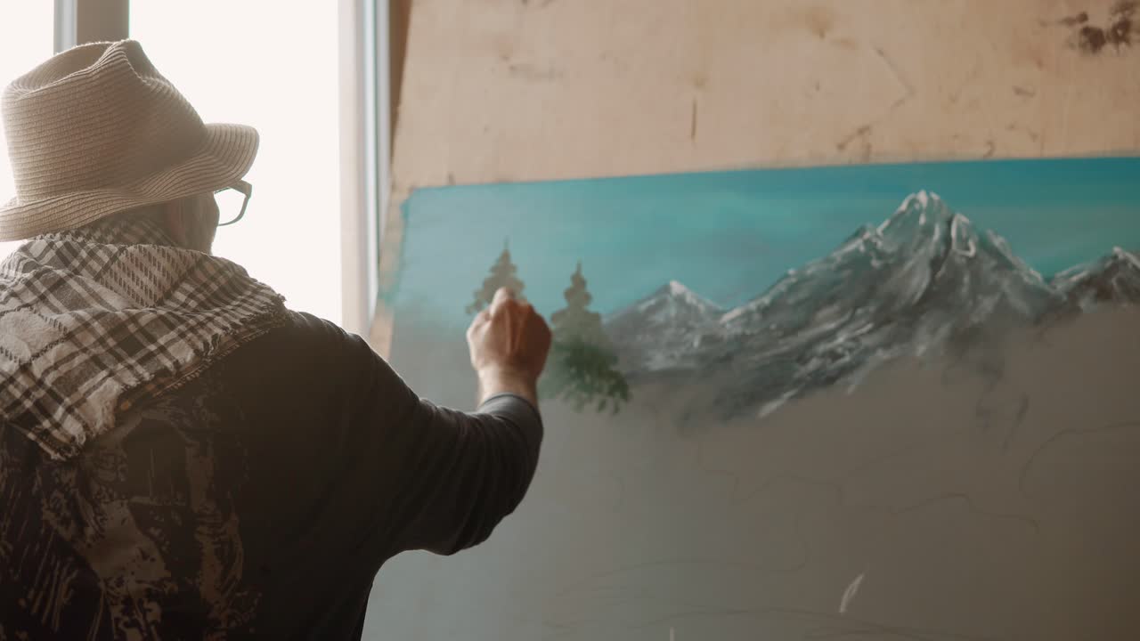 artista pintando un paisaje de montaña