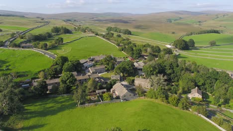 Bewegende,-Schwenkende-Drohnenaufnahmen,-Die-Das-Wunderschöne-Dorf-Selside-Im-Ländlichen-Yorkshire,-England,-Mit-Landstraßen,-Trockenmauern,-Hügeln,-Feldern-Und-Bergen-In-Der-Ferne-An-Einem-Sonnigen-Sommertag-Zeigen