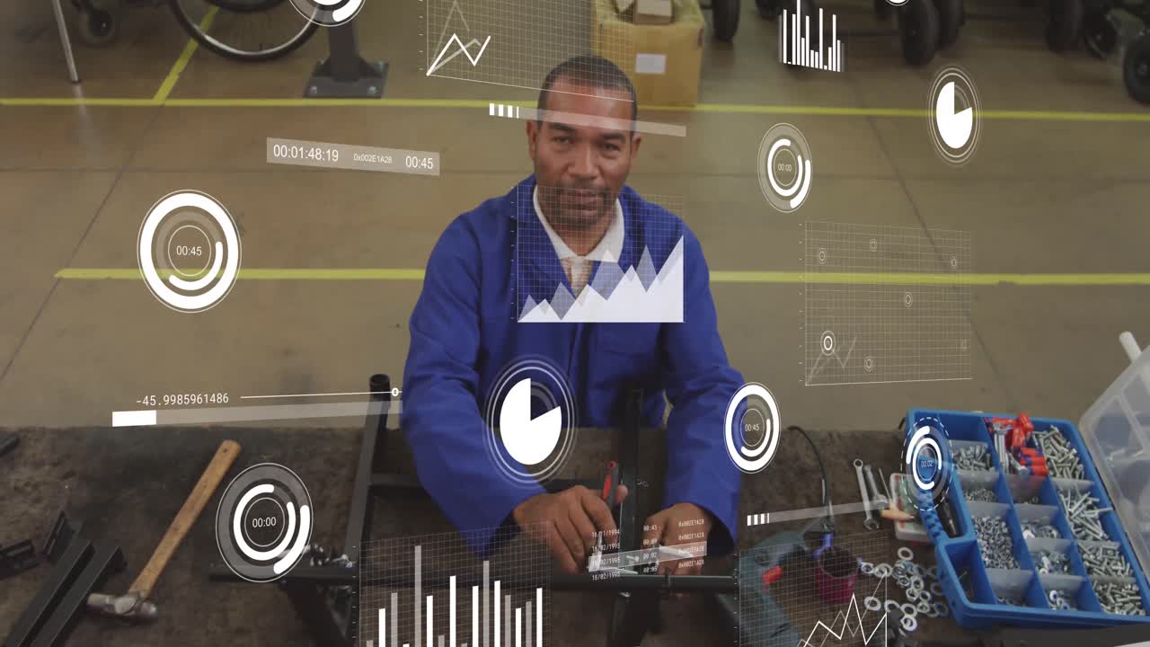 animación de múltiples gráficos y barras de carga sobre un hombre biracial reparando equipos en la mesa.